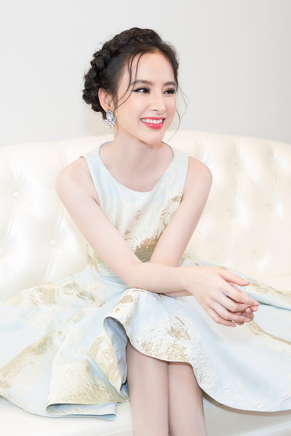 Phát ngôn này đã khiến nhiều khán giả kể cả các ngôi sao hàng đầu showbiz Việt “giật mình” vì cái giá 20.000 USD (hơn 450 triệu đồng) cho một buổi gặp gỡ là rất cao. Nhiều khán giả cho rằng “Bà mẹ nhí” đã tự thổi phồng bản thân mình bởi đây không phải là lần đầu tiên Angela Phương Trinh có phát ngôn gây “sốc”.