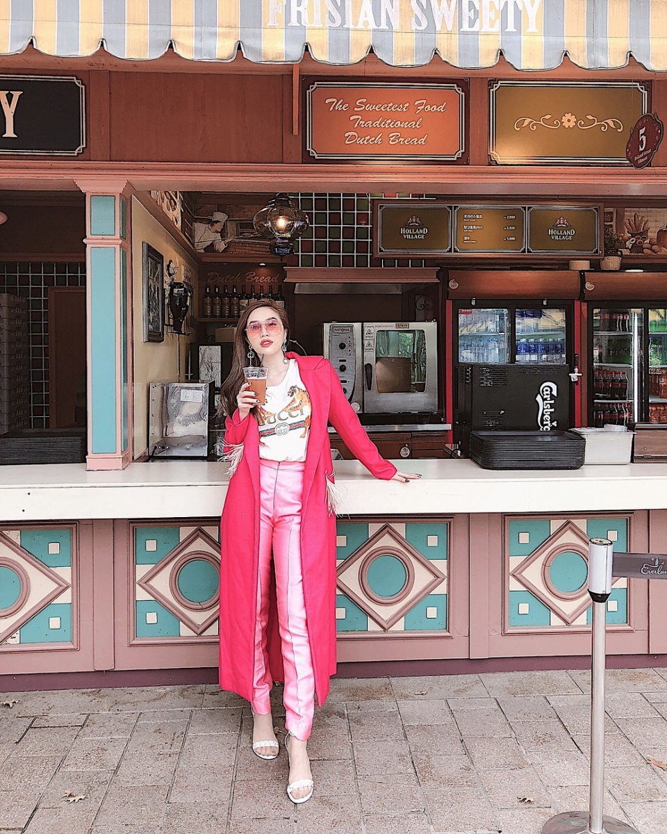 Tóc Tiên, Bảo Anh hở bạo gây tranh cãi, H’hen Niê lọt top sao xấu vì trang điểm - 3 Bảo Thy là một trong những cô nàng cuồng màu hồng nhất showbiz Việt. “Công chúa bong bóng” tuần qua diện “hồng nhiều cấp độ” với quần và kính mắt nhạt màu phối cùng áo khoác hồng rực cá tính, tuy nhiên, tổng thể lại rất vừa mắt chứ không hề lòe loẹt.