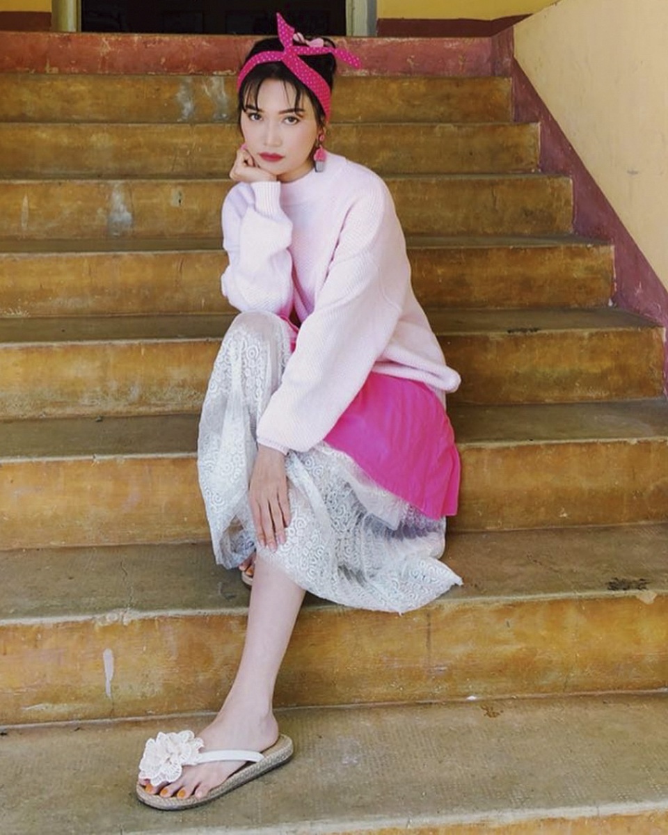 Tóc Tiên, Bảo Anh hở bạo gây tranh cãi, H’hen Niê lọt top sao xấu vì trang điểm - 9 Sĩ Thanh “tắc kè hoa” theo đúng nghĩa đen. Tuy nhiên, với trang phục “đông – hè bất nhất” này, kết hợp áo ấm, váy ren với đôi dép lê mùa hè, cô nàng cũng cần xem lại công thức phối đồ sai trái của mình.