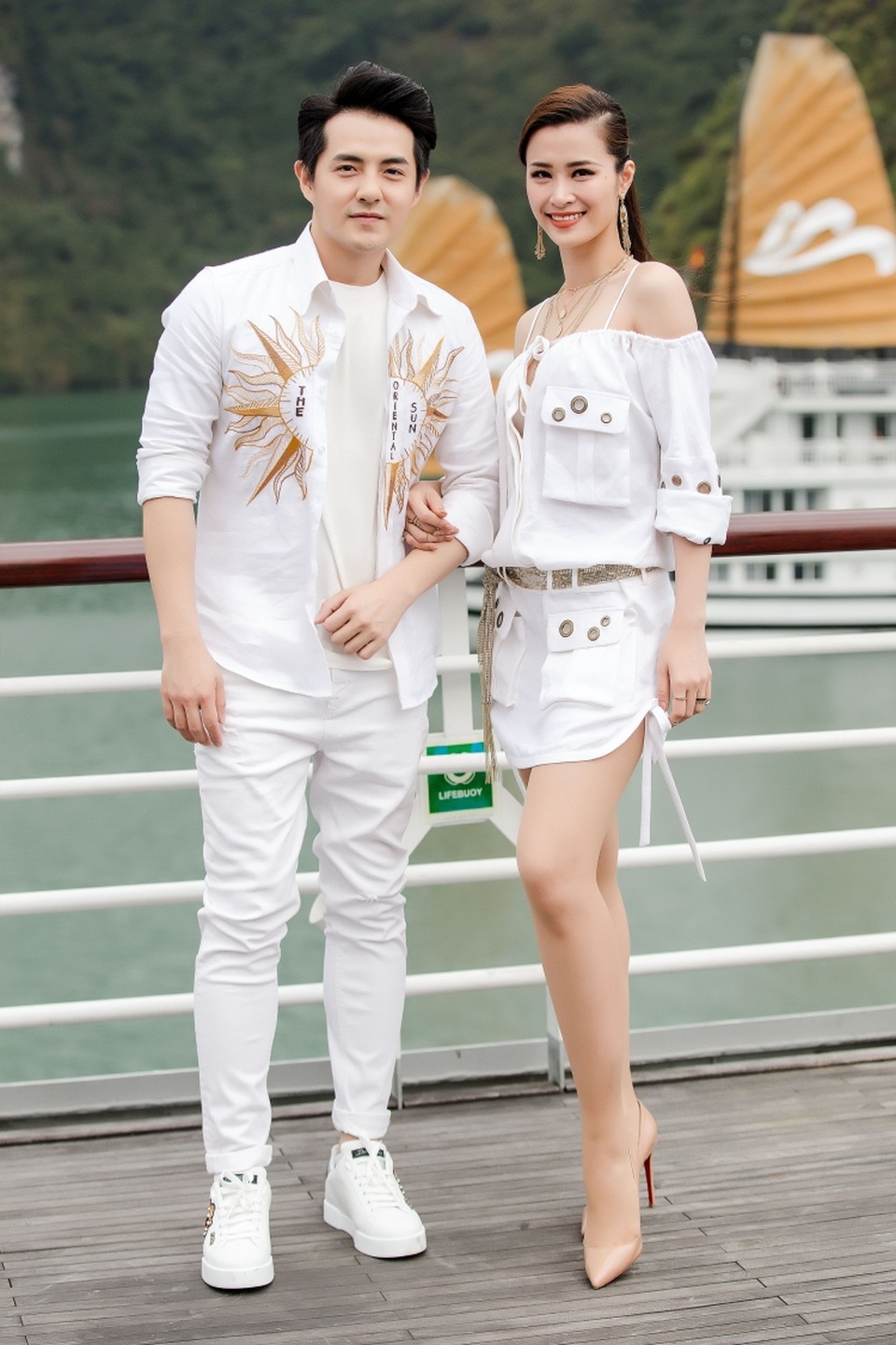 Nhã Phương, Nam Em rạng rỡ giữa scandal, Tiêu Châu Như Quỳnh phản cảm với đồ xuyên thấu - 5 Đông Nhi – Ông Cao Thắng mặc đẹp cả đôi với cây trắng ấn tượng. Nữ ca sĩ diện đầm bẹt vai cách điệu, kết hợp cùng thắt lưng ánh kim trong khi bạn trai lại trung thành với phong cách khỏe khoắn, năng động: Áo thun, quần jeans và khoác ngoài sơ mi trắng.