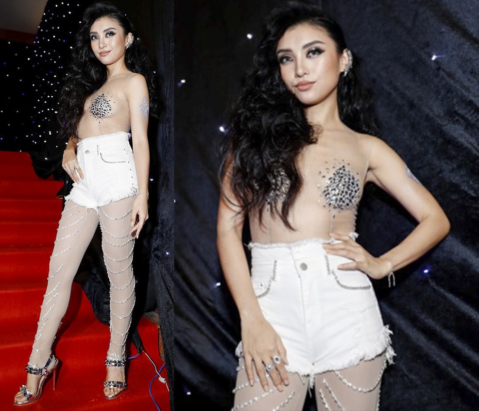 Nhã Phương, Nam Em rạng rỡ giữa scandal, Tiêu Châu Như Quỳnh phản cảm với đồ xuyên thấu - 6 Tham gia cùng sự kiện với Angela Phương Trinh, Tiêu Châu Như Quỳnh cũng làm “lu mờ” các người đẹp khác, nhưng theo hướng rất tiêu cực. Nữ ca sĩ diện đồ xuyên thấu không nội y, gần như hở cả vòng 1 vô cùng phản cảm.