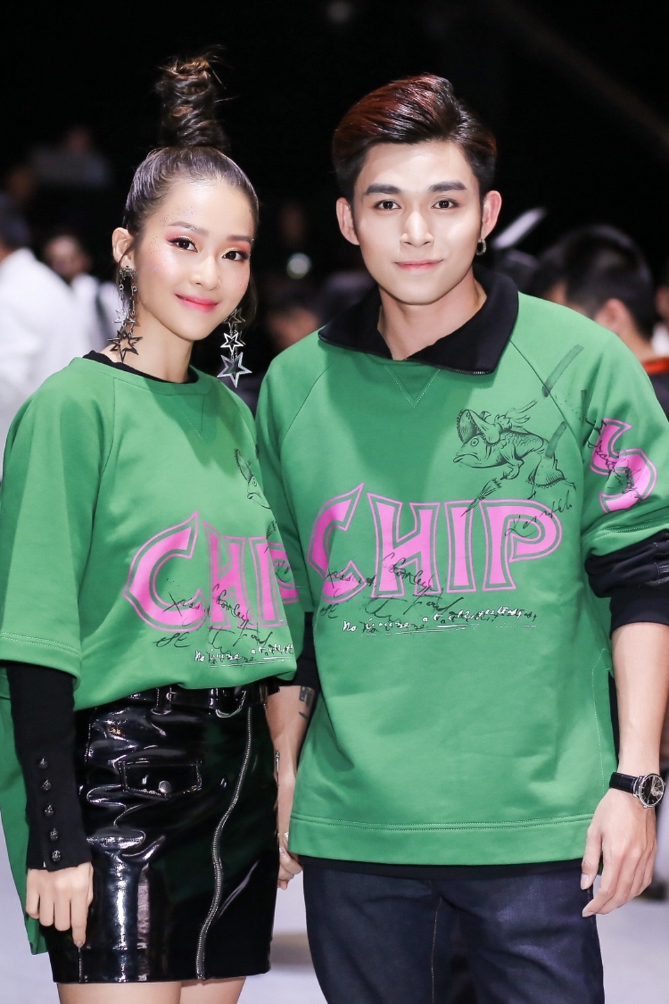 Nhã Phương, Nam Em rạng rỡ giữa scandal, Tiêu Châu Như Quỳnh phản cảm với đồ xuyên thấu - 10 Khả Ngân và Jun Phạm diện áo cặp trên thảm đỏ. Tuy nhiên, chất liệu, họa tiết cũng như màu sắc của thiết kế này làm nhiều khán giả liên tưởng đến… áo lớp của các bạn học sinh, trông giống đi “họp lớp” hơn là dự sự kiện thời trang.