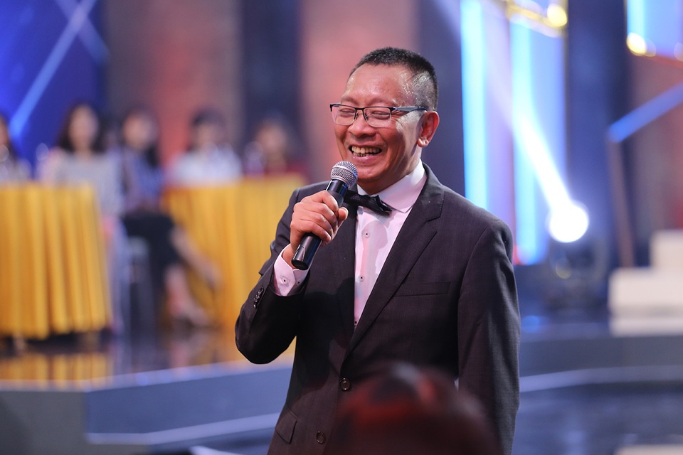 MC Lại Văn Sâm tiết lộ "tật xấu" trên sóng truyền hình - 3 Nam MC cực kỳ vui vẻ và hạnh phúc khi chia sẻ về tình cảm của bà xã đối với mình trước tất cả khán giả tại trường quay.