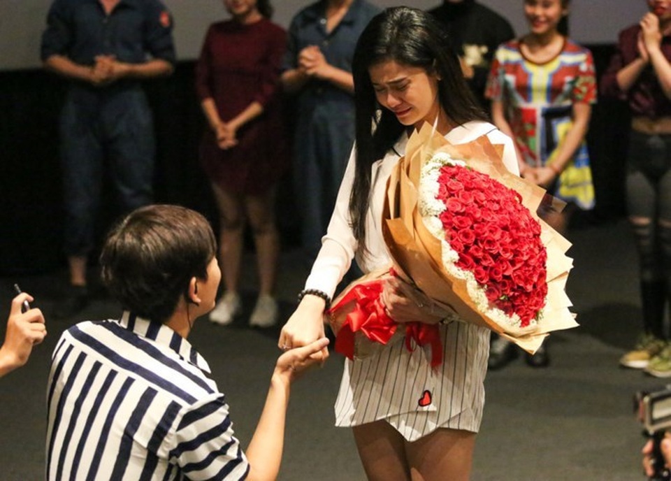 Những màn cầu hôn ấn tượng nhất của showbiz Việt - 8 Tim ôm bó hoa tới tặng bạn gái và trao nhẫn trong niềm hạnh phúc.