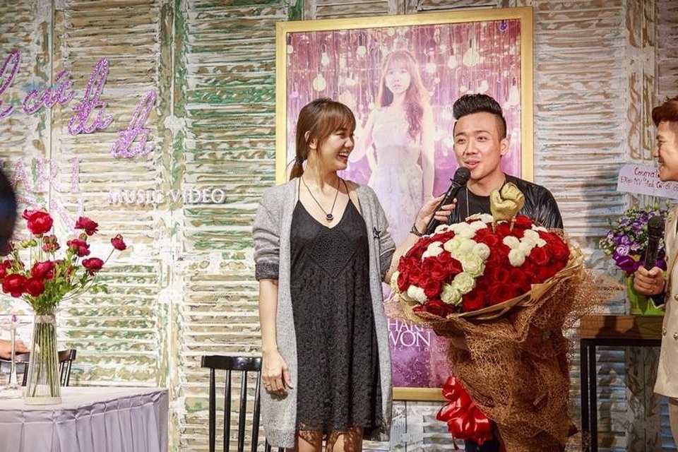 Những màn cầu hôn ấn tượng nhất của showbiz Việt - 12 Khoảnh khắc lãng mạn của cặp đôi.