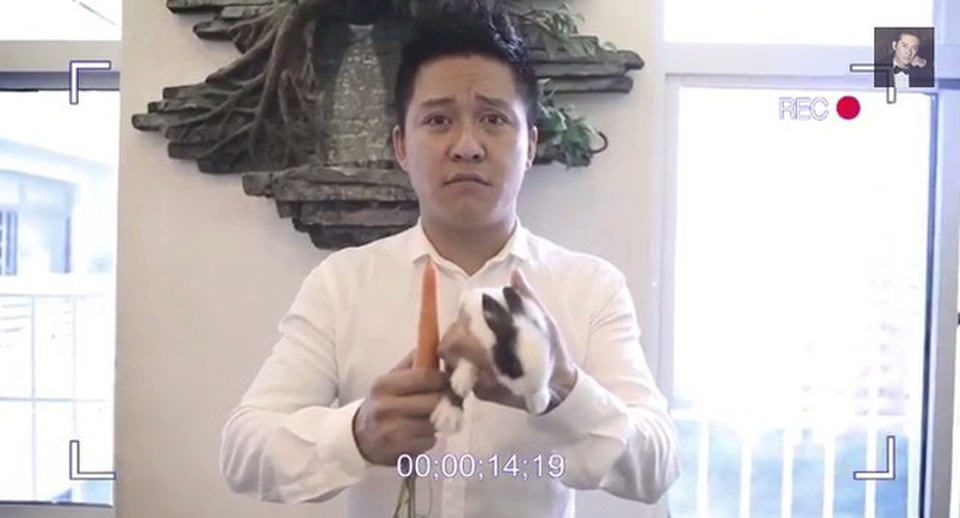 Những màn cầu hôn ấn tượng nhất của showbiz Việt - 13 Biểu cảm đáng yêu của nam ca sĩ. Ít ai ngờ rằng dù đã quyết định tổ chức đám cưới nhưng Tuấn Hưng vẫn quyết tâm phải có một màn cầu hôn lãng mạn cho bà xã.