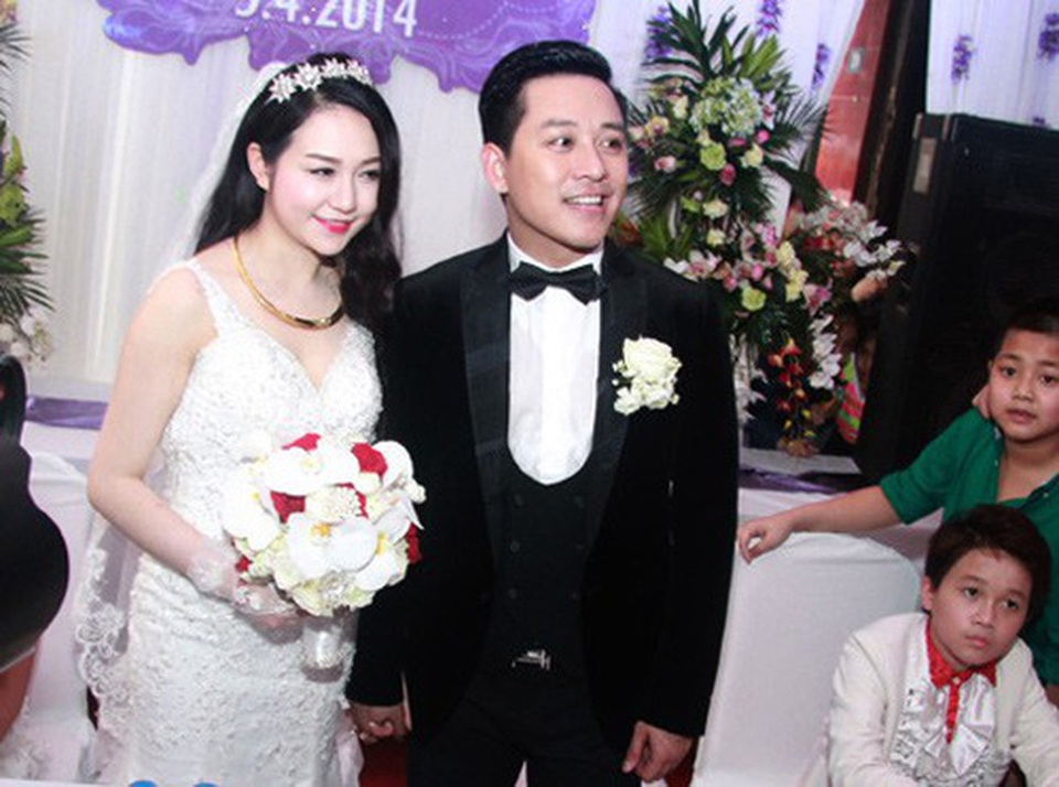 Những màn cầu hôn ấn tượng nhất của showbiz Việt - 14 Được cầu hôn ngay trong ngày cưới – đây quả là một kỉ niệm đáng nhớ với Thu Hương.