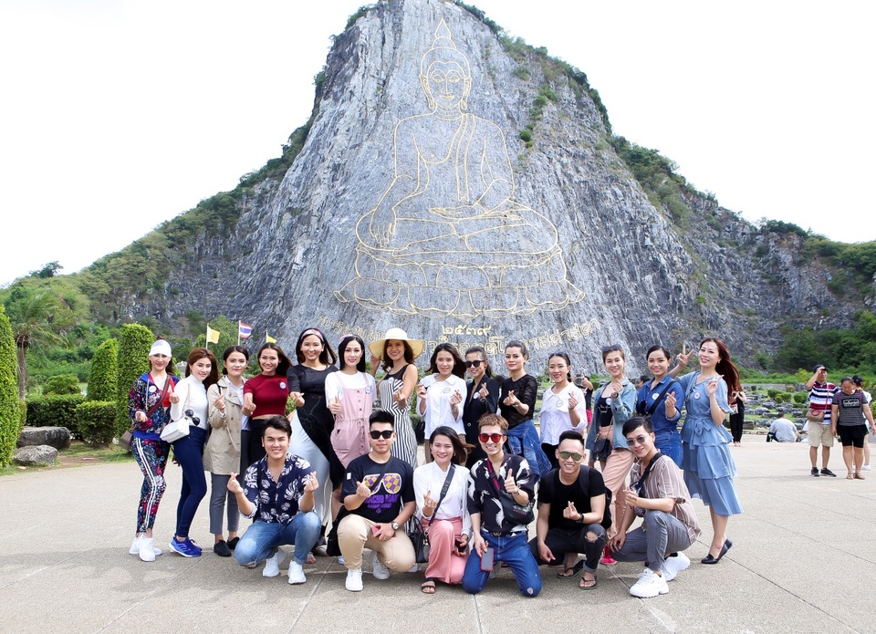 Thí sinh Hoa hậu Đại sứ Hoàn vũ người Việt 2018 hào hứng tận hưởng hành trình Thái Lan - 5 Các thí sinh và ê-kíp cùng chụp hình kỉ niệm ở ngọn núi dát vàng Trân Phật Bảo Sơn