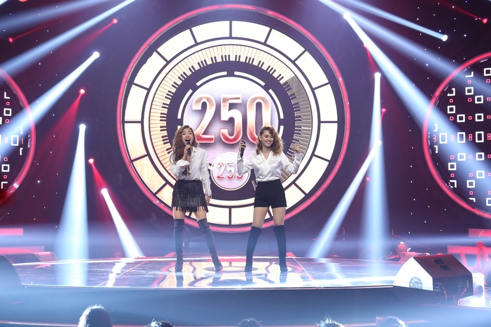 Phương Trinh Jolie cùng Nhật Hạ lại là một cặp đôi đáng gờm khác. Sở hữu cả hai yếu tố thanh và sắc, cặp song ca luôn biết làm nóng sân khấu với những màn vũ đạo bắt mắt cùng những bộ trang phục lộng lẫy thu hút mọi ánh nhìn. Cặp đôi cũng hiện đang nắm giữ kỉ lục tiết mục có số điểm cao nhất ở cả 2 mùa khi trình diễn ca khúc “Người lạ ơi” theo phiên bản mới trong tập bán kết vừa qua.