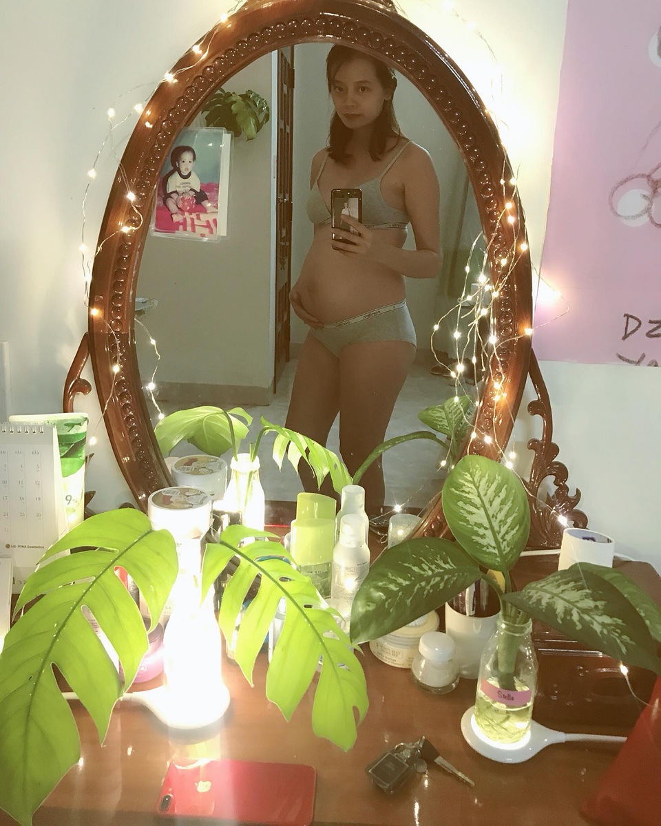 Dàn mẫu Next top gây bất ngờ khi "đua nhau" khoe ảnh con đầu lòng - 2 Hình ảnh bầu bí được Hoàng Oanh chia sẻ vào cuối tháng 5. Chân dài đã nhiều lần “nhá hàng” về cô con gái chứ không hề “tẩm ngẩm tầm ngầm” như nhiều người đẹp khác.