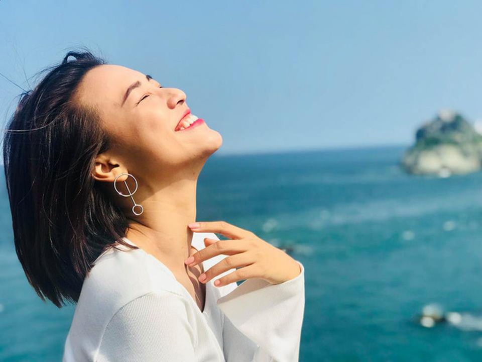 Hoàng Oanh hiện đang rất hạnh phúc. Trang cá nhân của cô tràn ngập tiếng cười, như chưa hề có dấu hiệu của một trái tim tan vỡ.