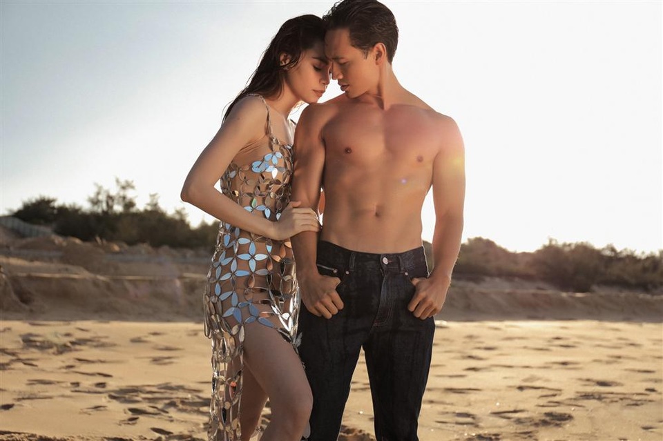 3 năm sau những sóng gió, Hà Hồ hiện đang có mối tình rất hạnh phúc với Kim Lý. Cặp đôi ngọt ngào từ trong cuộc sống hàng ngày đến cả trên những sản phẩm âm nhạc của Hà.