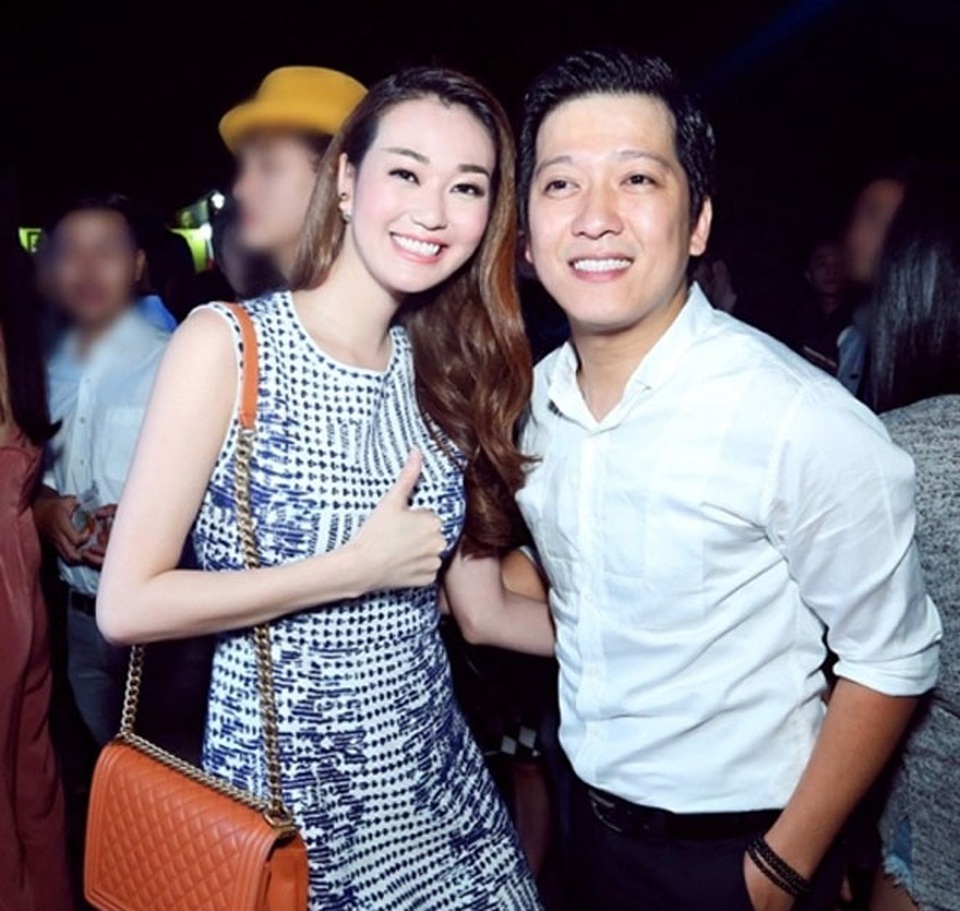 1001 kiểu phản ứng của sao Việt khi tình cũ lập gia đình - 3 Anh Giang có thể trước đây trăng hoa nhưng gặp Phương - một người phụ nữ hợp để làm vợ anh sẽ thay đổi. Trong tình yêu không có chuyện xứng hay không xứng. Chúng ta là người ngoài, không biết tình cảm cả hai dành cho nhau thế nào. Chính vì thế, cộng đồng mạng không nên tranh cãi tại sao họ đến với nhau. Tốt nhất, nếu Nhã Phương và Trường Giang hạnh phúc, chúng ta nên chúc mừng thay vì bàn tán - Khánh My chia sẻ.