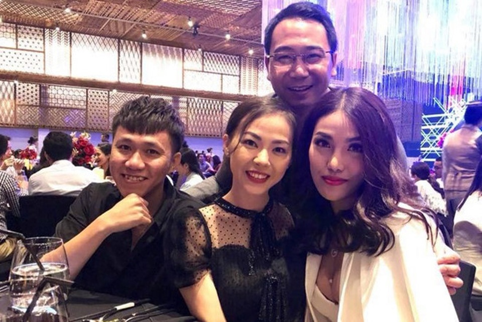 1001 kiểu phản ứng của sao Việt khi tình cũ lập gia đình - 8 Cặp đôi John Tuấn – Lan Khuê tại đám cưới.