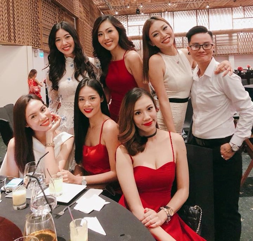 1001 kiểu phản ứng của sao Việt khi tình cũ lập gia đình - 9 Thuý Vân cũng đến chúc mừng đám cưới của Thanh Nhàn. Tuy nhiên, cô dính như sam với Hoa khôi Diệu Ngọc và không hề có tấm ảnh nào chụp chung với tình cũ.