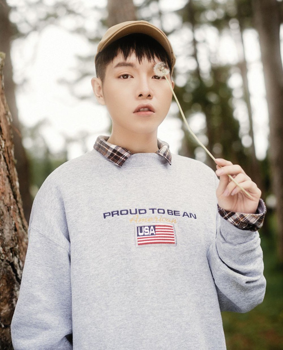 Sau cuộc “đại phẫu”, gương mặt của Đức Phúc đã có một diện mạo hoàn toàn mới, mở ra một bước ngoặt quan trọng trong sự nghiệp của Quán quân Giọng hát Việt 2015 sau đăng quang.