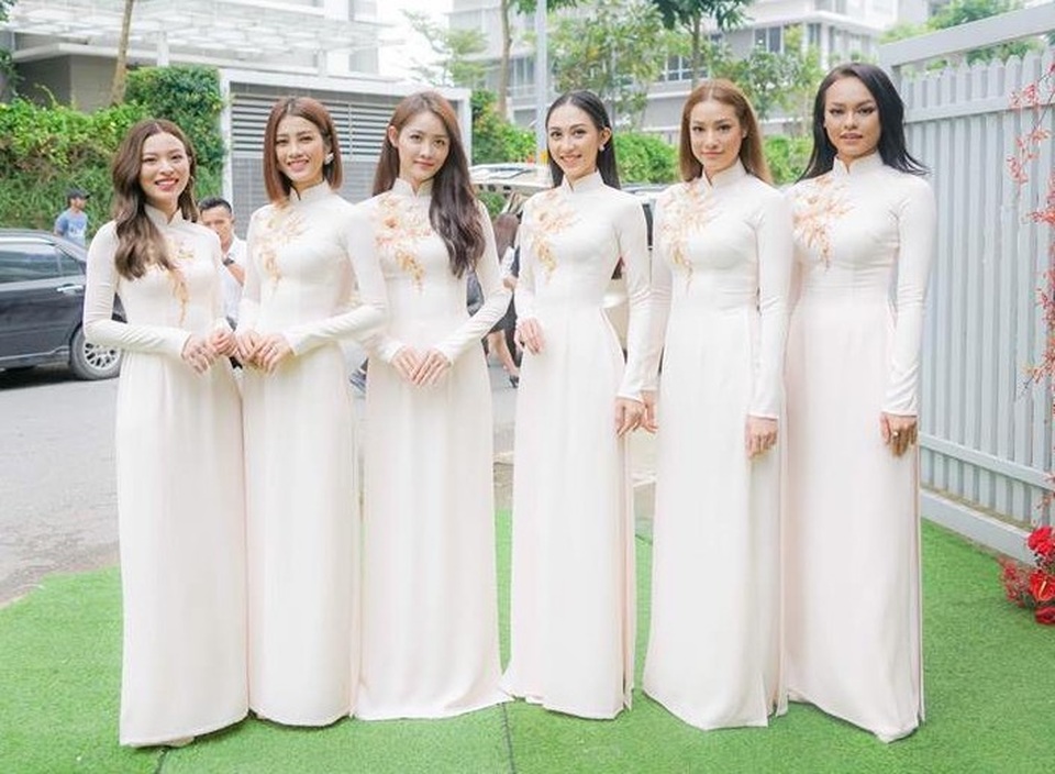 Nhã Phương xinh đẹp trong ngày cưới; Huyền My diện trang phục "cổ trang" - 4 Dàn bưng quả trong đám hỏi Lan Khuê cũng diện áo dài hết sức nền nã, từ trái sang gồm Tú Hảo, Mỹ Duyên, Mỹ Nhân, Thu Hiền, Lilly Nguyễn, Mai Ngô, đều là những học trò của Lan Khuê tại The Face.