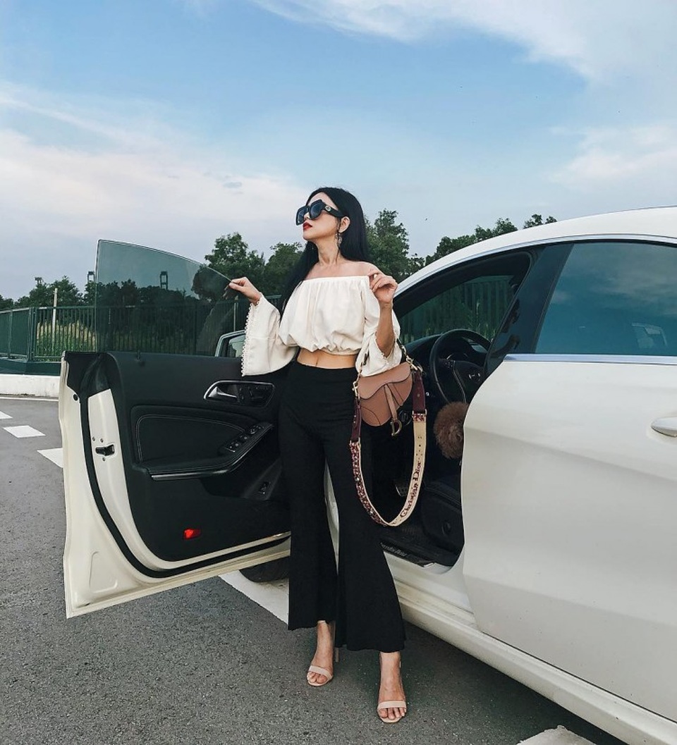 Nhã Phương xinh đẹp trong ngày cưới; Huyền My diện trang phục "cổ trang" - 9 Sĩ Thanh ăn gian chiều cao nhờ cách phối trang phục. Nữ ca sĩ kết hợp croptop với quần ống loe, vừa khoe được eo thon, vừa tạo hiệu ứng kéo dài chân. Không chỉ vậy, dàn phụ kiện túi xách, kính mắt của người đẹp cũng rất “cool ngầu”.