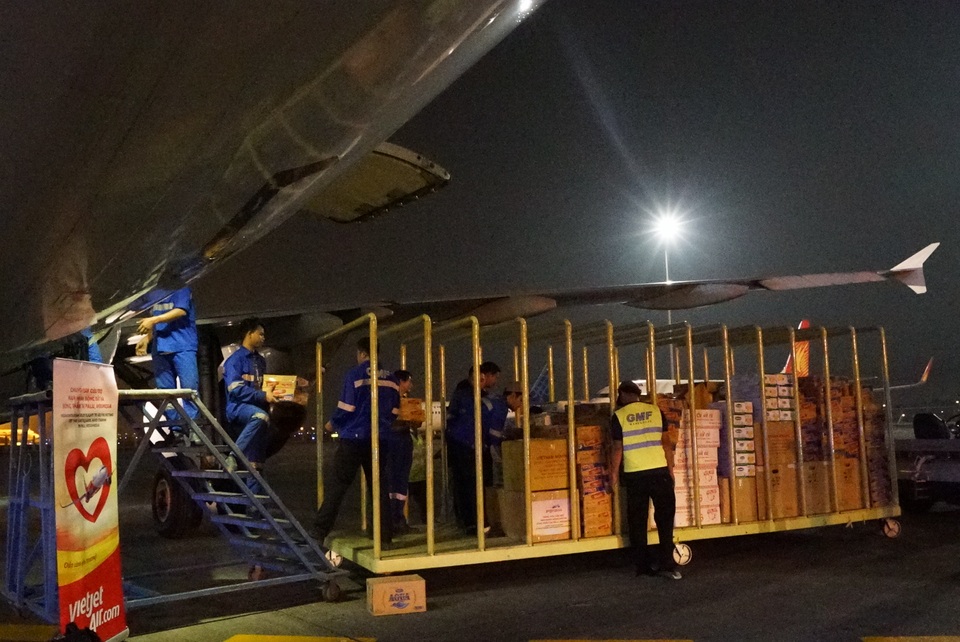 Vietjet khẩn trương hoạt động cứu trợ nạn nhân động đất - sóng thần Indonesia ngay trong đêm - 2 Vietjet khẩn trương hoạt động cứu trợ nạn nhân động đất - sóng thần Indonesia ngay trong đêm - 2