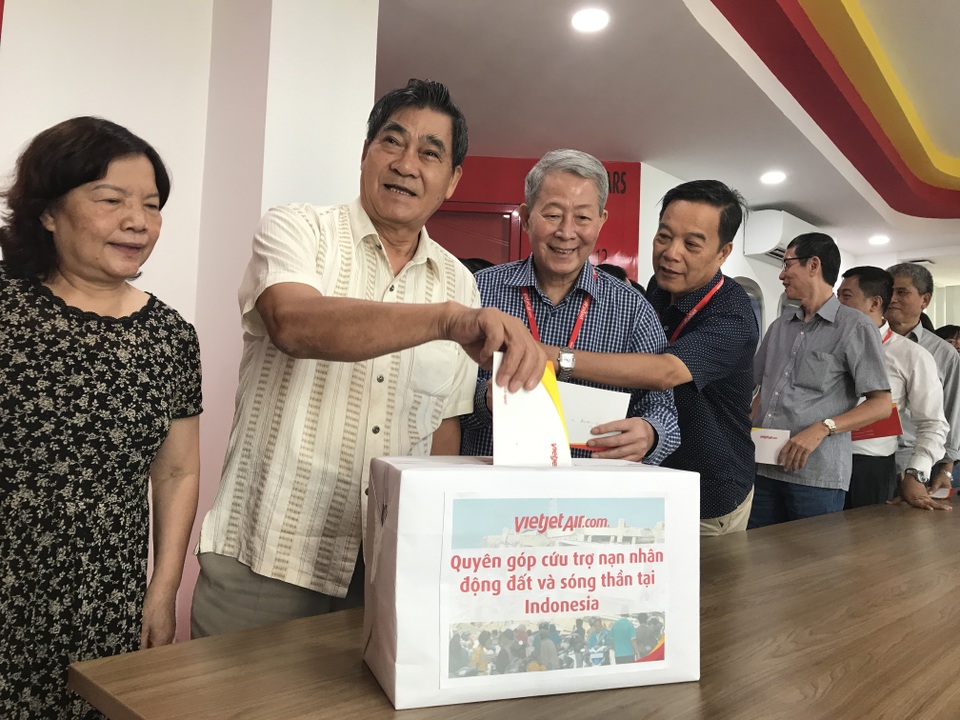 Vietjet khẩn trương hoạt động cứu trợ nạn nhân động đất - sóng thần Indonesia ngay trong đêm - 5 Ông Hanif Salim - Tổng lãnh sự Indonesia và Phó Tổng giám đốc Nguyễn Thanh Sơn cũng tham gia hoạt động quyên góp tại văn phòng Vietjet.