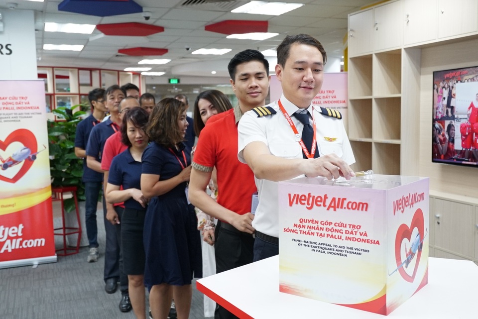 Vietjet khẩn trương hoạt động cứu trợ nạn nhân động đất - sóng thần Indonesia ngay trong đêm - 7 Phó Tổng giám đốc Vietjet Đỗ Xuân Quang (áo đỏ bên trái) và Anh Dương Hoài Nam – Giám đốc văn phòng Miền Bắc, chủ tịch Hội Liên hiệp Thanh niên Vietjet cùng tham gia công tác cứu trợ, gấp rút công tác vận chuyển hàng hóa lên chuyên cơ trước giờ cất cánh.