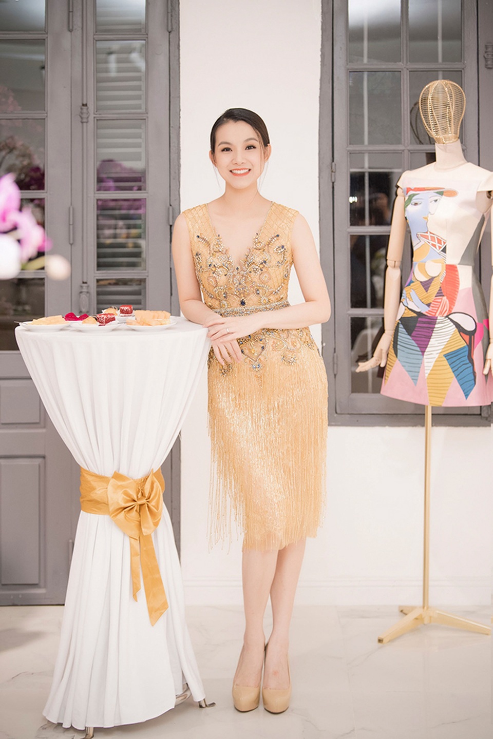 Thuỳ Lâm tươi trẻ sau 10 năm đăng quang; Sĩ Thanh chụp ảnh cưới với trang phục hở bạo - 1 Đã hơn 10 năm kể từ ngày đăng quang, nhưng Thùy Lâm vẫn khiến nhiều người thán phục bởi nhan sắc ngọt ngào thách thức thời gian. Đây là một trong những lần hiếm hoi người đẹp chịu xuất hiện sau khi lập gia đình.
