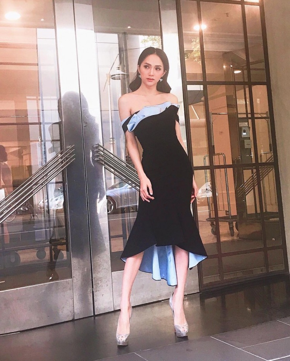 Thuỳ Lâm tươi trẻ sau 10 năm đăng quang; Sĩ Thanh chụp ảnh cưới với trang phục hở bạo - 7 Hương Giang diện đầm lửng đuôi cá với 2 mặt xanh – đen lạ mắt. Người đẹp chuyển giới rất chịu khó thử nghiệm và thay đổi phong cách, điển hình là mái tóc rẽ ngôi trẻ trung này.