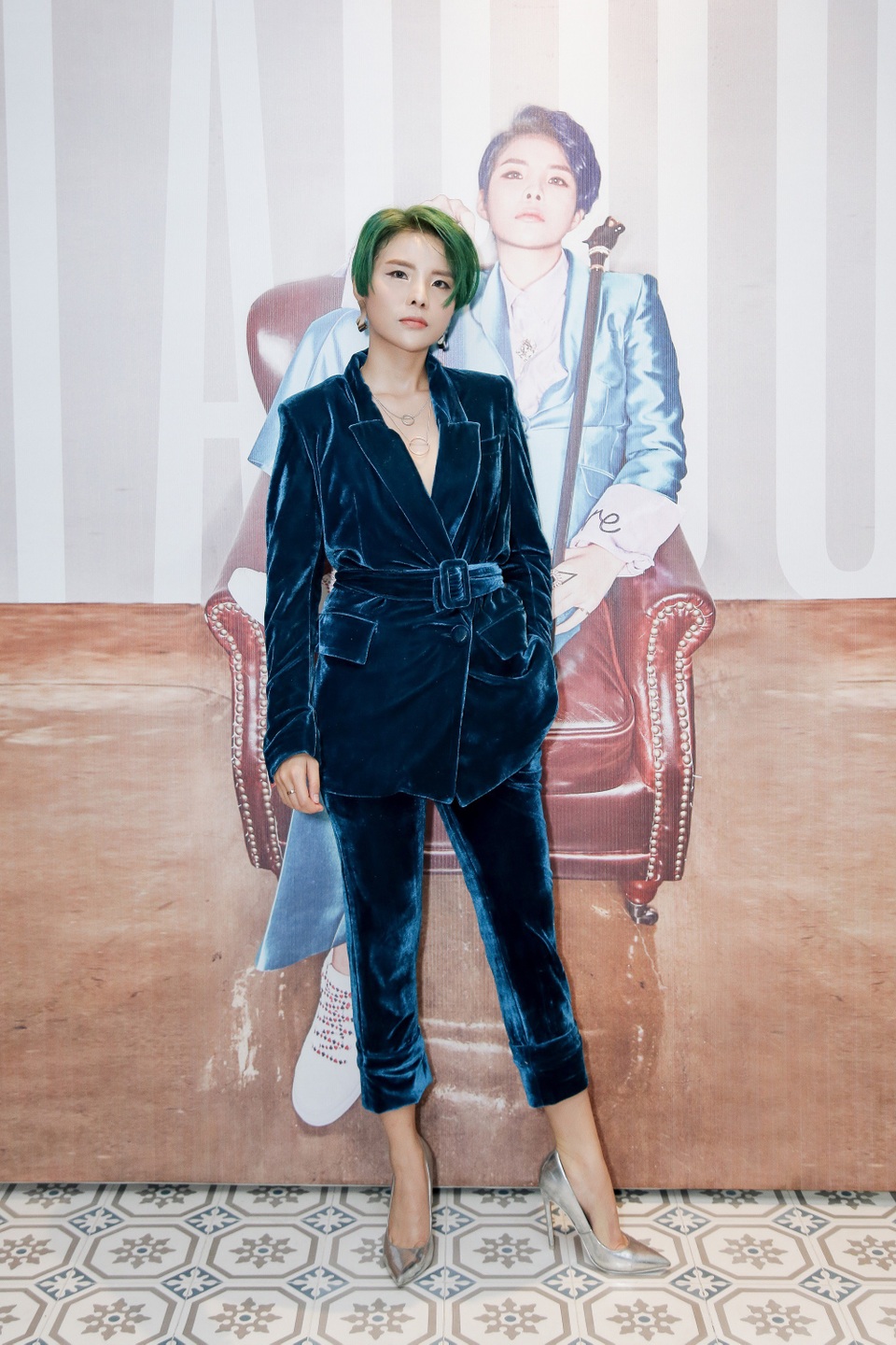 Vũ Cát Tường là cái tên “nóng” nhất tuần qua bởi không chỉ ra mắt MV mới, nữ ca sĩ còn thay đổi hình tượng chóng mặt khi diện suit nhung, đi giày cao gót và đặc biệt là nhuộm tóc màu xanh hết sức cá tính.