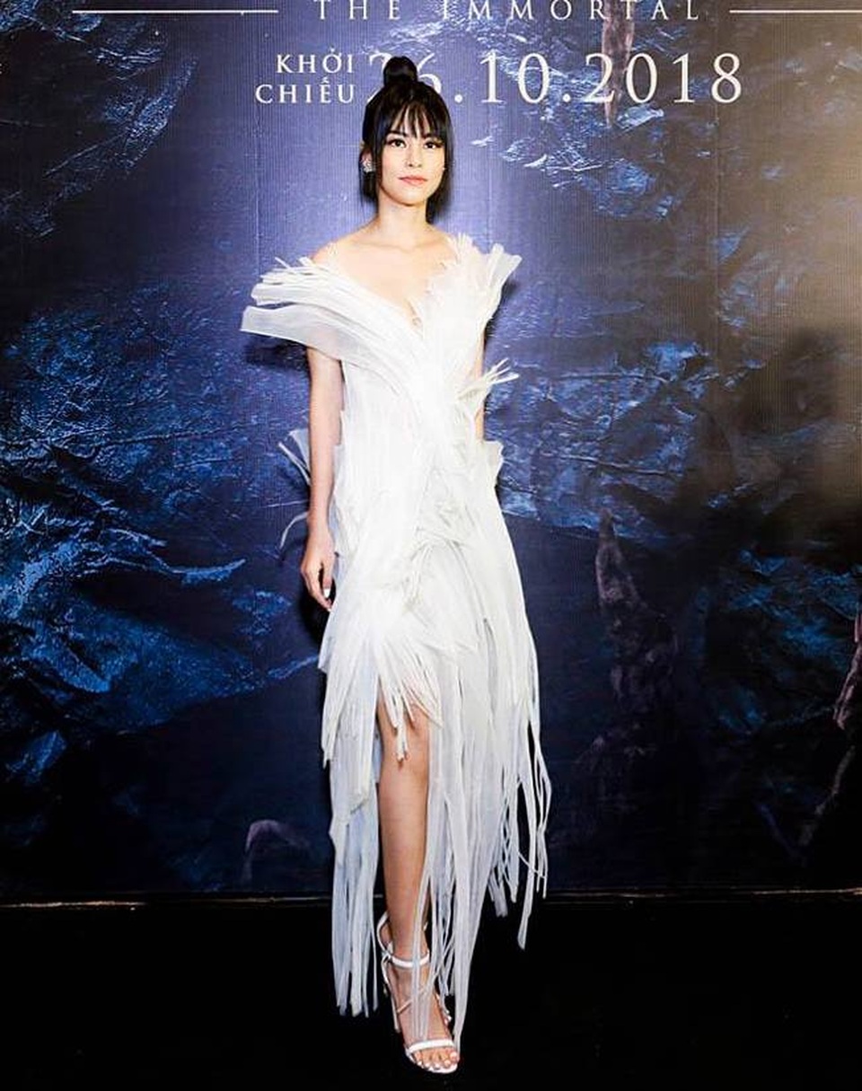 Xuất hiện trong buổi ra mắt phim “Người bất tử” của đạo diễn Victor Vũ, Bùi Lan Hương – nữ ca sĩ phụ trách phần nhạc phim gần như lấn át hoàn toàn những mỹ nhân khác bởi trang phục ấn tượng. Người đẹp diện cây trắng với nhiều chi tiết đắp lớp, tua rua lạ mắt, đến cả đôi cao gót và bộ móng tay, móng chân cũng được sơn trắng hoàn toàn.