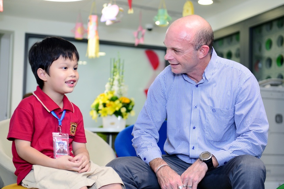 Học tiếng Anh đúng cách để đạt hiệu quả cao hơn - 1 Trước đây, ở Việt Nam, có một nghịch lý là dù được tiếp xúc và học tiếng Anh từ nhỏ, tuy nhiên, để sử dụng ngôn ngữ như đúng với khái niệm của nó, đó là giao tiếp, ở một bộ phận người Việt lại gặp phải sự hạn chế nhất định.