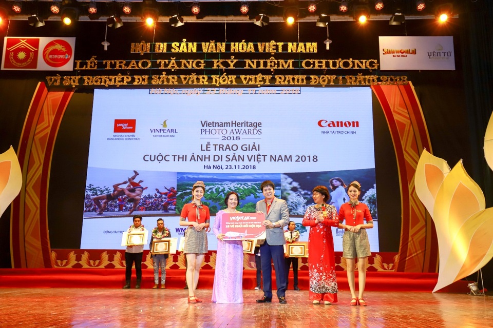 Vietjet đồng hành và trao giải ‘Sky Prize’ cuộc thi ảnh Cuộc thi ảnh Di sản Việt Nam 2018 - 1 Đồng hành cùng cuộc thi, Vietjet mong muốn giới thiệu và mang đến thêm nhiều giá trị văn hóa, tinh thần đậm bản sắc Việt cho người xem, giới trẻ và bạn bè quốc tế; khuyến khích, kêu gọi sự quan tâm của cộng đồng trong việc phát hiện, chia sẻ những giá trị di sản thiên nhiên, văn hóa Việt Nam cần gìn giữ và bảo tồn; đồng thời tìm kiếm những tác phẩm, câu chuyện về di sản bằng hình ảnh để tuyên truyền giới thiệu về thiên nhiên, lịch sử, văn hóa và tổ chức triển lãm những tác phẩm xuất sắc nhất từ cuộc thi tại các trung tâm du lịch, bảo tàng, trường học phục vụ cộng đồng, khách du lịch, giới trẻ.