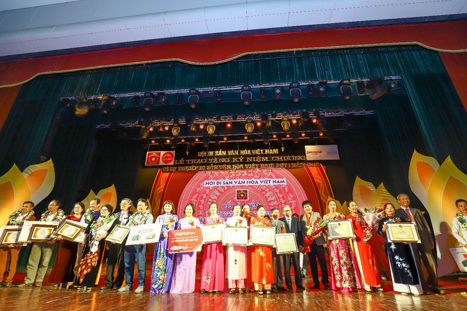 Vietjet đồng hành và trao giải ‘Sky Prize’ cuộc thi ảnh Cuộc thi ảnh Di sản Việt Nam 2018 - 4 Là Hãng hàng không thế hệ mới, không chỉ mang đến cho người dân hàng triệu cơ hội đi lại bằng máy bay với chi phí tiết kiệm, Vietjet luôn đồng hành cùng các hoạt động xã hội, văn hóa, thể thao, giải trí ý nghĩa. Đồng hành cùng cuộc thi Di sản Việt Nam (Vietnam Heritage Photo Awards) 2018, Vietjet mong muốn giới thiệu và mang đến thêm nhiều giá trị văn hóa, tinh thần đậm bản sắc Việt cho người xem, giới trẻ và bạn bè quốc tế.