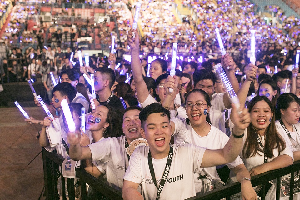 Ông Cao Thắng rơi nước mắt khi được Đông Nhi cảm ơn trong liveshow 10 năm ca hát - Ảnh 1. Ông Cao Thắng rơi nước mắt khi được Đông Nhi cảm ơn trong liveshow 10 năm ca hát - Ảnh 1.