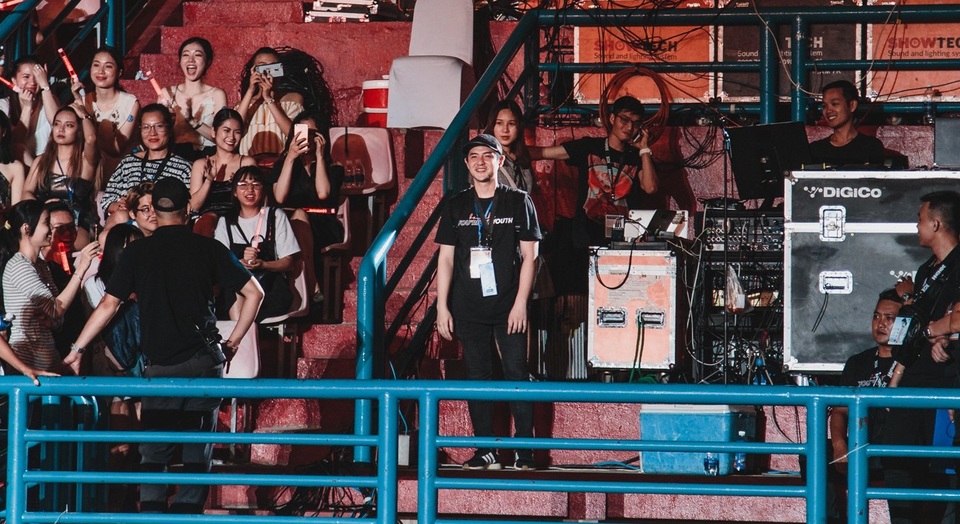 Ông Cao Thắng rơi nước mắt khi được Đông Nhi cảm ơn trong liveshow 10 năm ca hát - Ảnh 12. Ông Cao Thắng rơi nước mắt khi được Đông Nhi cảm ơn trong liveshow 10 năm ca hát - Ảnh 12.