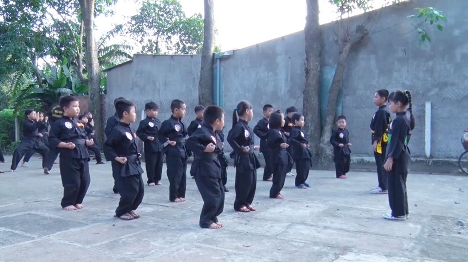 Trấn Thành “bái phục” cậu bé 9 tuổi đã là cao thủ võ cổ truyền - Ảnh 5. Trấn Thành “bái phục” cậu bé 9 tuổi đã là cao thủ võ cổ truyền - Ảnh 5.