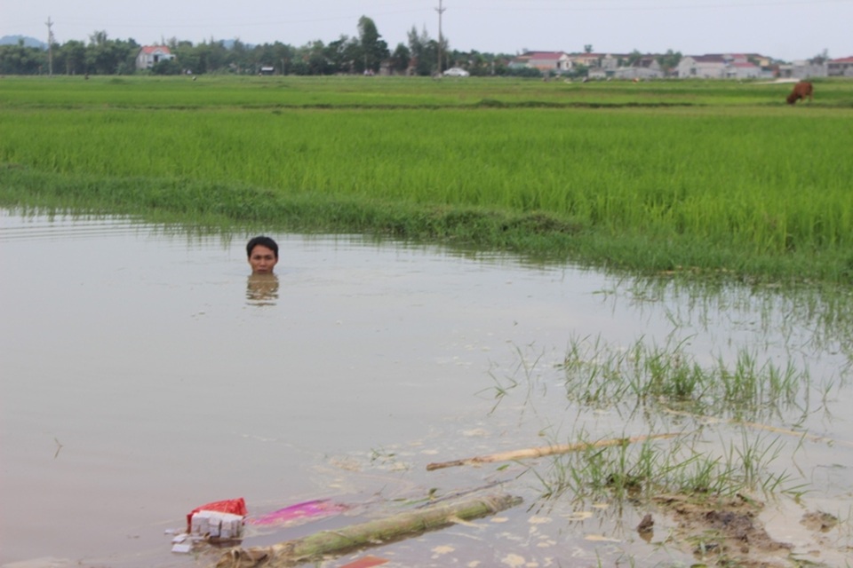 Chỉ chưa đầy 1 bước chân đã có sự khác nhau rất lớn về độ sâu của mực nước tại khu vực này.