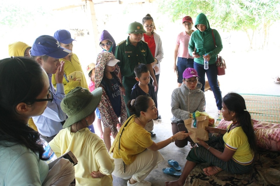 Nhiều đoạn thiện nguyện cũng đến tặng quà cho các em nhân dịp này