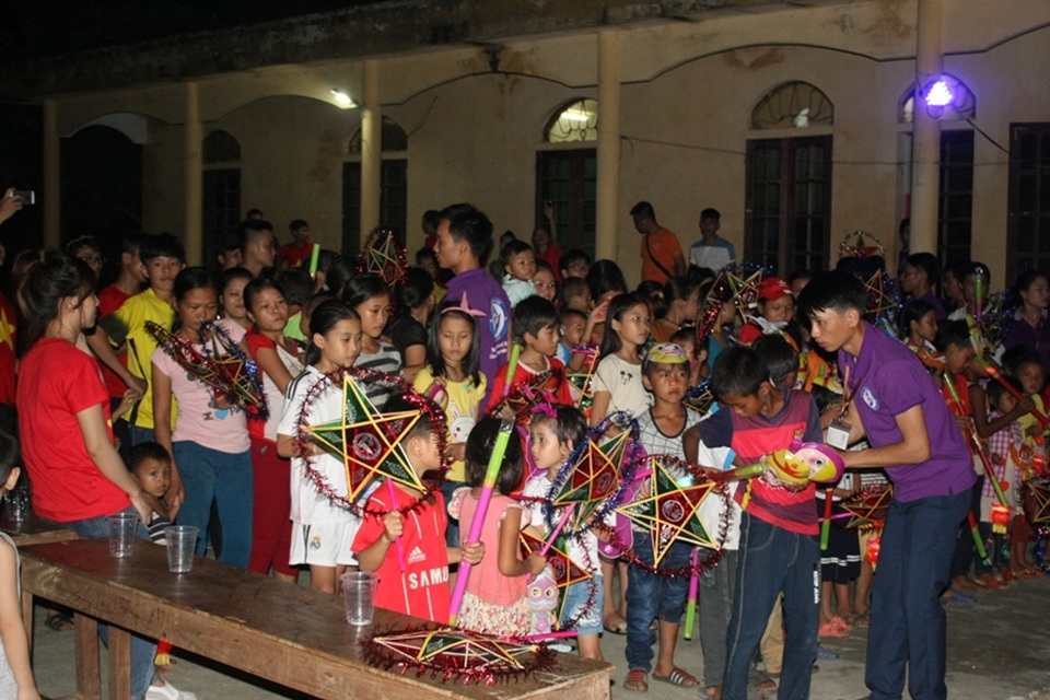 Tại đây các em được phát đèn và nhiều món đồ chơi vui mắt