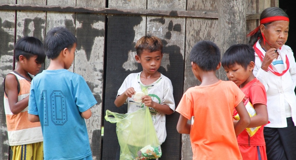 Với trẻ con ở đồng bằng kẹo bánh là thứ quà bình thường nhưng với trẻ em vùng cao nơi đây, đó là thứ đặc sản