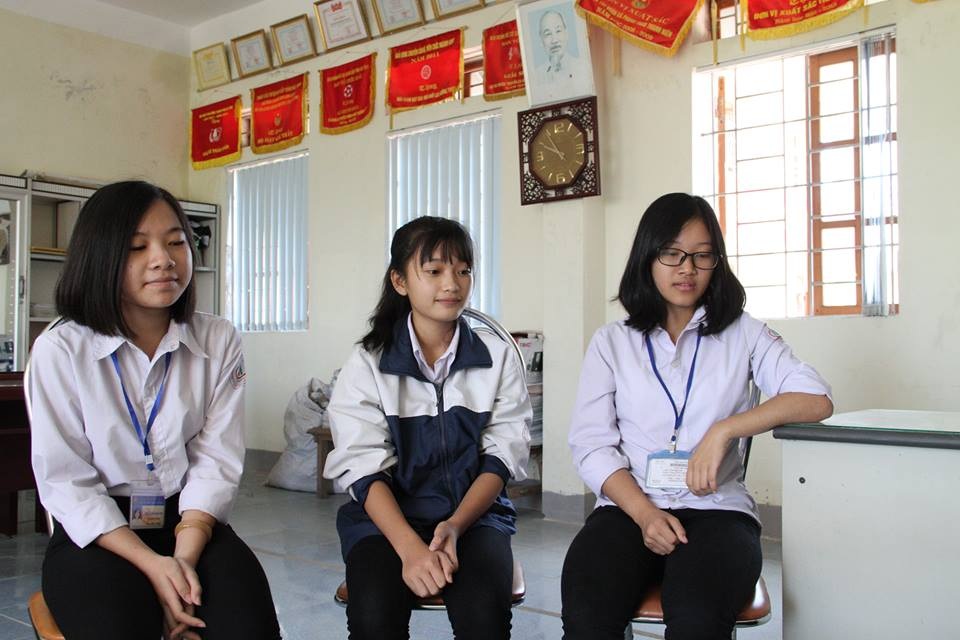 3 nữ sinh đi học muộn vì bận giúp người bán than đẩy xe - 2 Việc làm của 3 nữ sinh sẽ được nhà trường tuyên dương trong buổi chào cờ trong tuần tới.