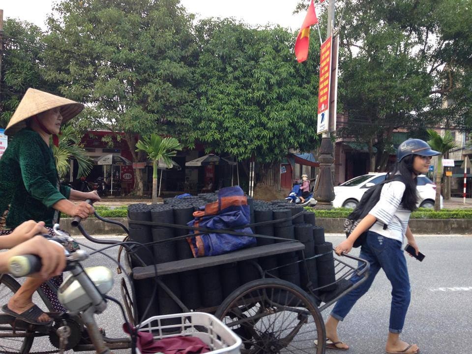 3 nữ sinh đi học muộn vì bận giúp người bán than đẩy xe - 1 Hình ảnh đẹp của các em được truyền nhau trên mạng facebook