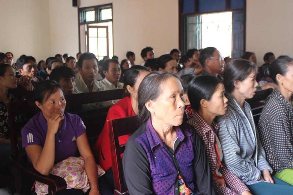 Rất đông người dân đến theo dõi phiên tòa xét xử