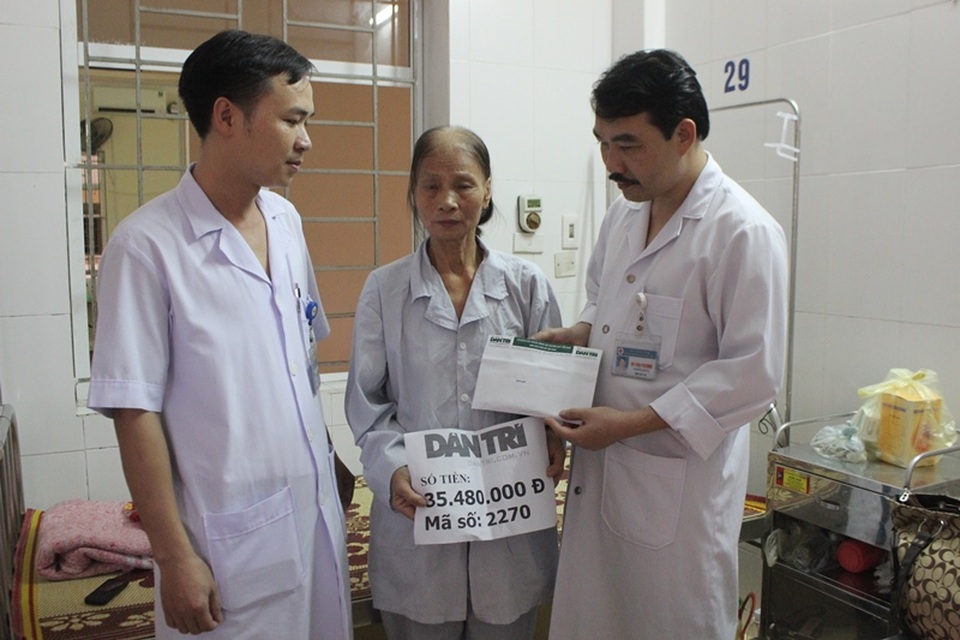 Trao số tiền 35.480.000 của độc giả báo Dân trí ủng hộ đến bà Trần Thị Thanh