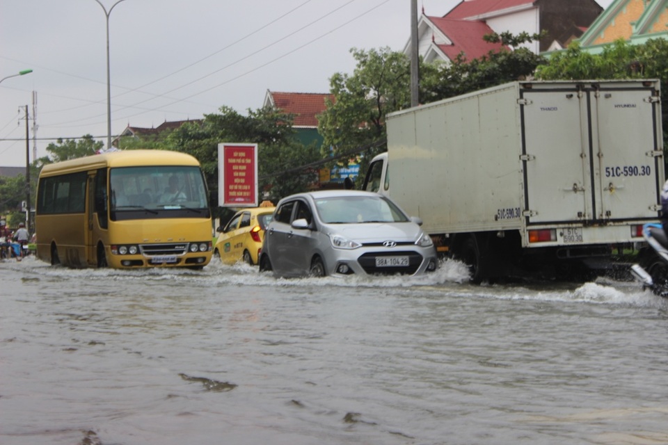 Các phương tiện di chuyển ngược hướng trên 1 phần đường