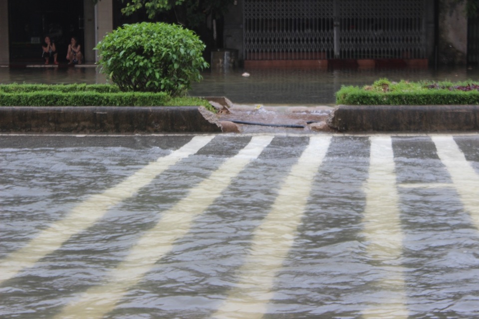 
Người dân đã phải phá một phần dải phân cách để khơi thông.

