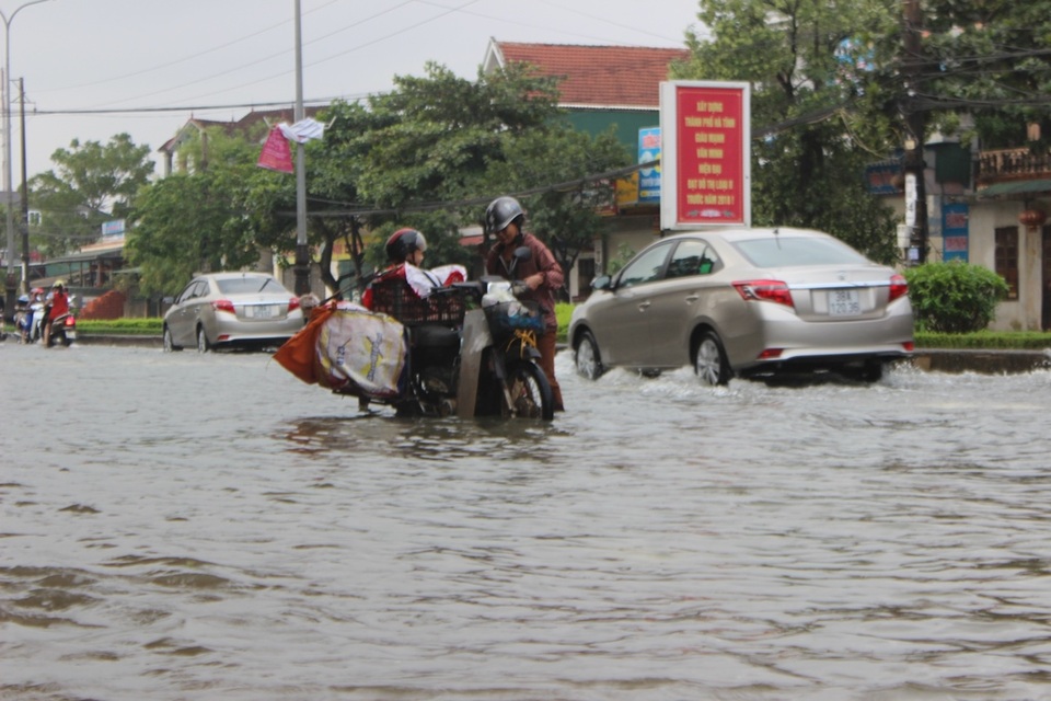 Phần đường còn lại tuy vẫn đi lại nhưng cũng bị ngập từ 20cm - 50cm