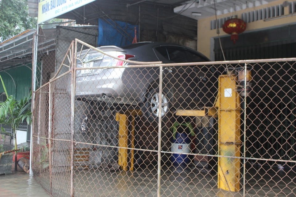 
Gác ô tô lên cao tránh nước.
