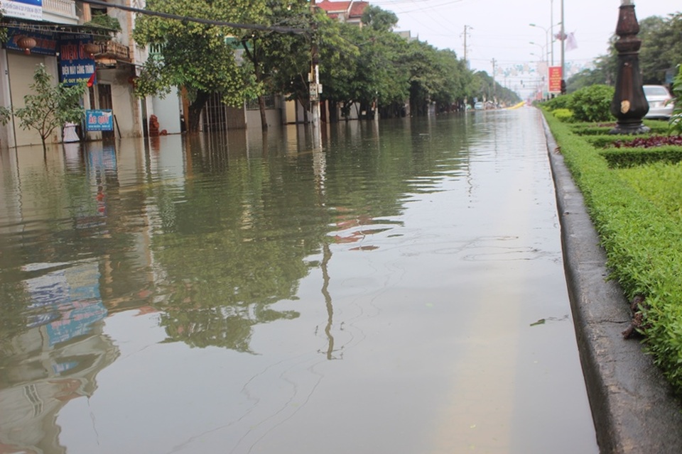 Một phần đường tại QL1A bị ngập từ 0,5 - gần 0,8m