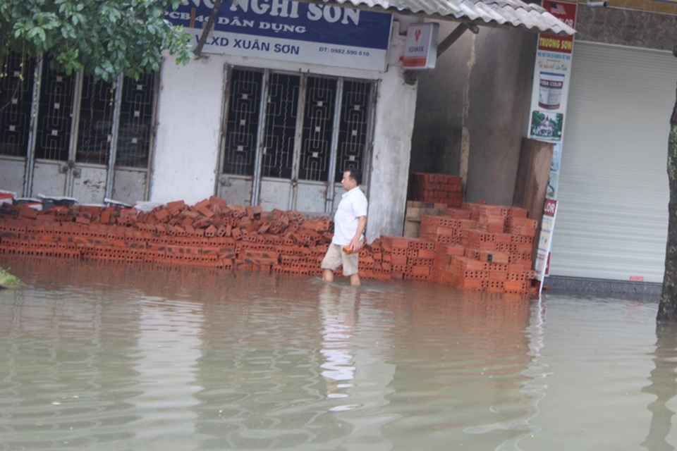 Quốc lộ ngập úng, dân phá dải phân cách khơi thông - 13