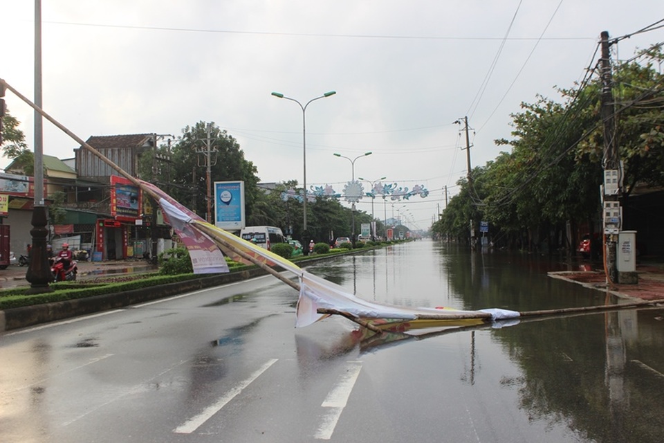 Tuy nhiên, 1 đoạn đường gần 1km vẫn không thể lưu thông. Để đảm bảo an toàn người dân đã sử dụng rào chắn để cảnh báo